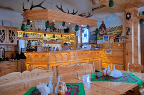 Vierastalo Tatravuorilla, Zakopane, Bukowina Tatrzańska, rentoutuminen Puolassa